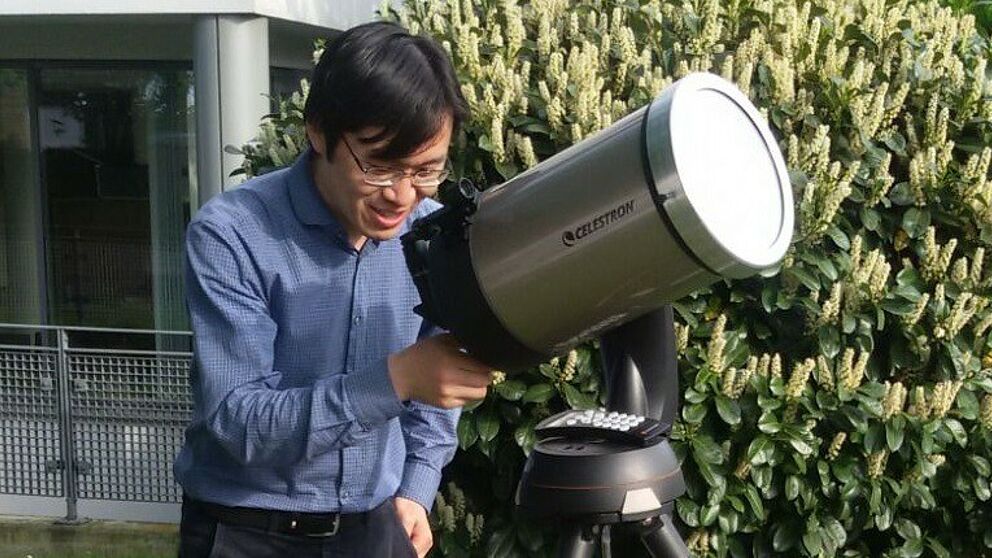 Foto (Nicole Zornow, Department Physik): Dr. Guixin Li, PostDoc in der Arbeitsgruppe von Prof. Dr. Thomas Zentgraf, blickt durch das Teleskop.