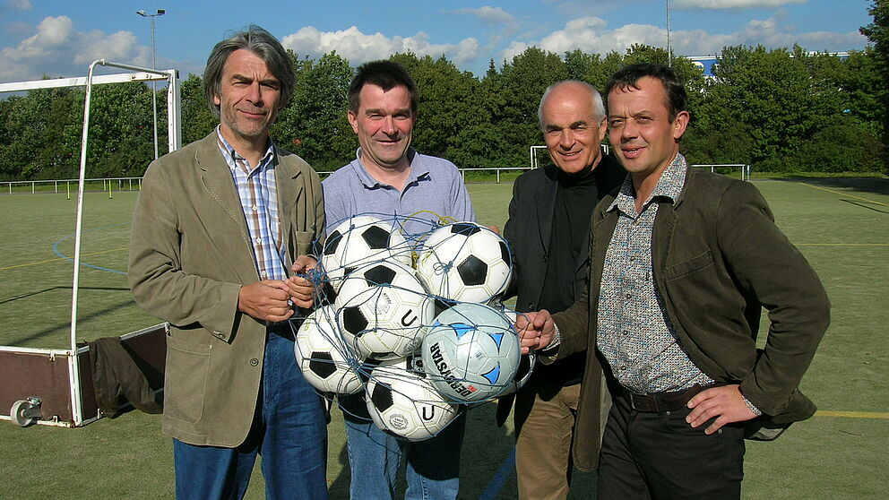 (Foto: Julius Kolossa) Bewegung schärft die Sinne – dies vermittelten (v. l.): Hans Feuß, Fachleiter und Berater im Schulsport, Mathias Hornberger, Ludwig-Erhard-Berufskolleg, Prof. Dr. Heinz Liesen, Stiftung Jugendfußball, und Helmut Böhmer, Fakult