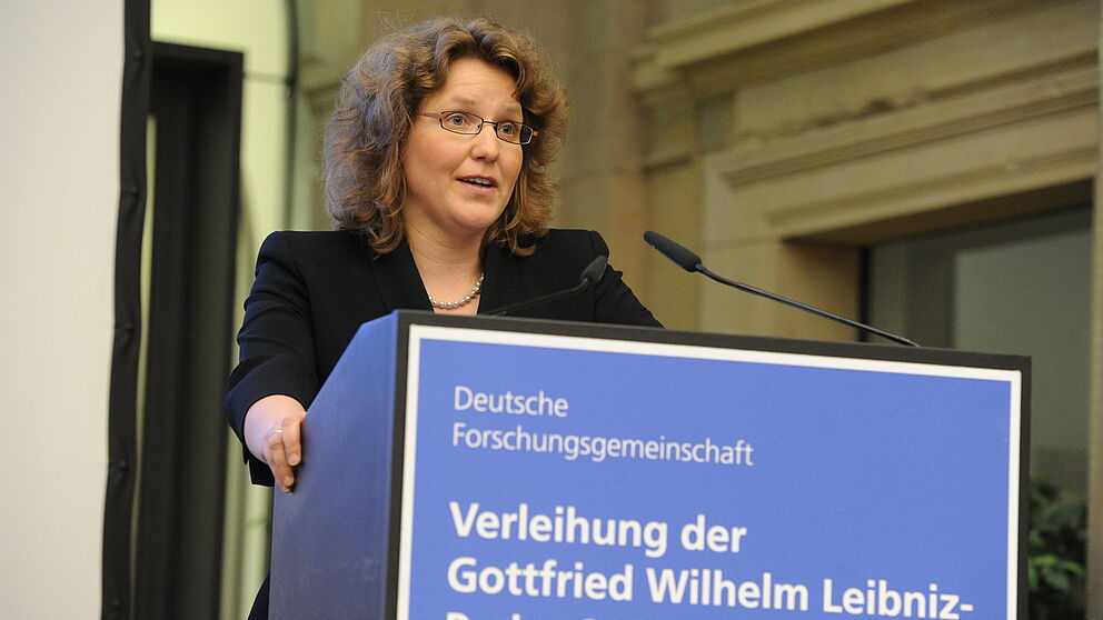 Preisträgerin Prof. Dr. Christine Silberhorn bei ihrer Dankesrede (Foto: DFG).