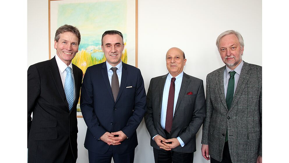 Foto (Universität Paderborn, Vanessa Dreibrodt): Prof. Dr. Nikolaus Risch, Präsident der Universität Paderborn, und Prof. Dr. Wilhelm Schäfer, Vizepräsident für Forschung und wissenschaftlichen Nachwuchs, begrüßten den türkischen Generalkonsul Uf