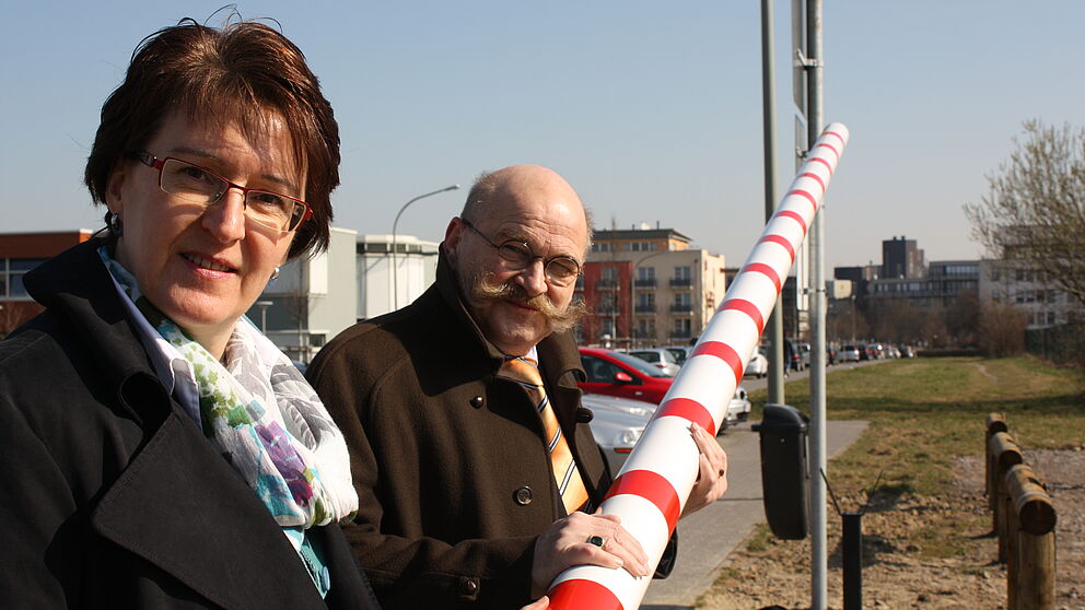 Foto (Universität Paderborn, Patrick Kleibold): Uni-Kanzler Jürgen Plato und Dr. Martina Gerdes-Kühn freuen sich, mit der Eröffnung des Parkplatzes an der Husener Strasse die Parksituation an der Universität verbessern zu können.