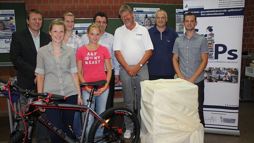 Foto (Frauke Döll): Die studentischen Preisträgerinnen mit dem Projektleiter Prof. Dr. Hans Peter Brandl-Bredenbeck und den Sponsoren (v. l.): Prof. Brandl-Bredenbeck, Amelie Grossek, Meike Frantz und Pia Görmann, Martin  Hornberger vom SC Paderborn, D