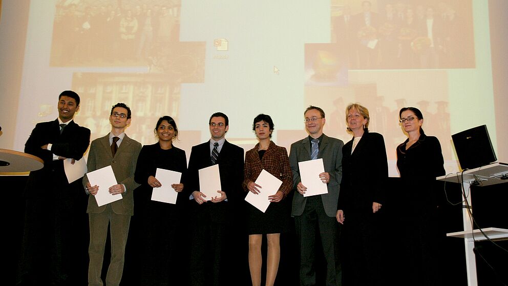 Foto: Andreas Krause (3. v. re.), Universität Paderborn zusammen mit den Preisträgern der NRW Undergraduate Awards und Hannelore Kraft (2. v. re.)., Ministerin für Wissenschaft und Forschung des Landes Nordrhein-Westfalen