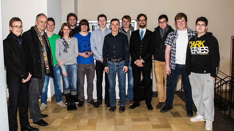 Foto (Universität Paderborn, Department Physik): Der Projektkurs „Mikroarchitektur der Natur“ nach der Abschlusspräsentation im Gymnasium Theodorianum mit Prof. Dr. Jörg Lindner (2. v. l.), Andrej Wolf (8. v. l.) und Johannes Pauly (10. v. l.).