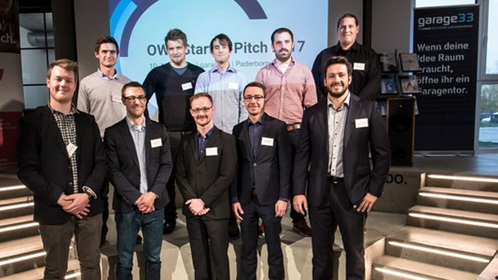 Foto (Universität Paderborn, TecUP, v. l.): Jan Loddenkemper (BauBuddy), Philipp Jorek (TeamZapp), Philipp Bednarek (Intab Pro), Christoph Bach (Intab Pro), Wolf-Henning Ohly (Viafly), hinten v. l. Nikolai Soentgerath (Khador), Stephan Fischer (Khador), Christian Klarhorst (Khador), Dietrich Kortenbruck (exatrek) und Alexander Kurte (exatrek).