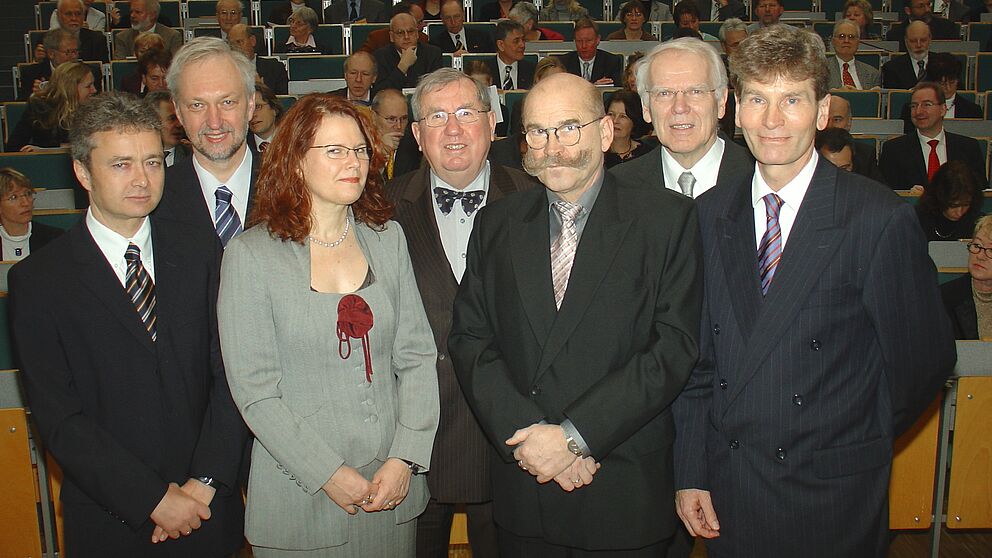 Foto (Martin Decking): Gründungsrektor Prof. Dr. Friedrich Buttler (4. v. li.),  Hochschulratsvorsitzender Prof. Dr. Winfried Schulze (2. v. re.) und das neue Präsidium (v. l.): Prof. Dr. Bernd Frick, Prof. Dr. Wilhelm Schäfer, Prof. Dr. Dorothee M. Me