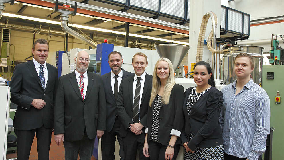 Foto (Hadi-Plast GmbH): Forschen und entwickeln in einem Kooperationsprojekt zwischen Universität Paderborn und der Hövelhofer Hadi-Plast GmbH Kunststoff-Verarbeitung (von links): Prof. Dr. Elmar Moritzer (Maschinenbau), Andreas Keil (Geschäftsführer 