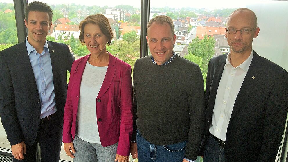 Foto (Universität Paderborn): (v. l. n. r.) Marco Piepenburg (Verkaufsdirektor Warsteiner Gruppe), Prof. Dr. Bettina Schiller (Universität Paderborn), Dr. Peter Karl Becker (Universität Paderborn), Peter Böhling (Leiter Regionalmarken Warsteiner Grupp