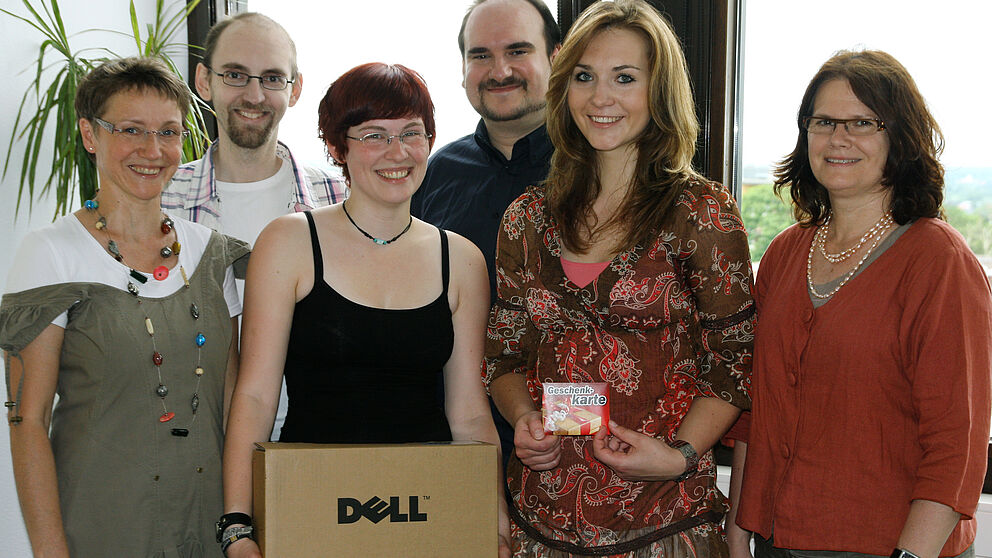 Foto (Universität Paderborn): Die ausgelosten Gewinnerinnen bekamen ein Dell Netbook (Hauptgewinn) bzw. einen MediaMarkt-Gutschein überreicht. Von links: Dr. Gudrun Oevel (Leiterin des IMT), Tobias Oetterer (Notebook-Café), Silke Telaar (Hauptgewinneri