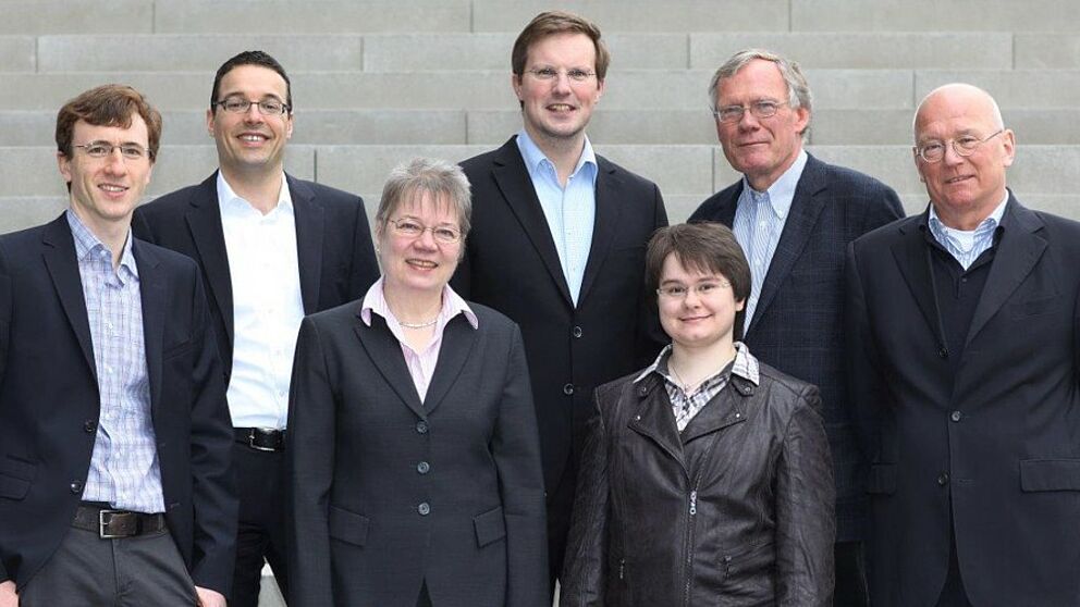 Foto (Universität Paderborn, Adelheid Rutenburges): Die Professorinnen und Professoren des Departments Wirtschaftsinformatik (von links): Jun.-Prof. Dr. Kevin Tierney, Prof. Dr. Dennis Kundisch, Prof. Dr. Leena Suhl, Jun.-Prof. Dr. Artus Krohn-Grimberghe