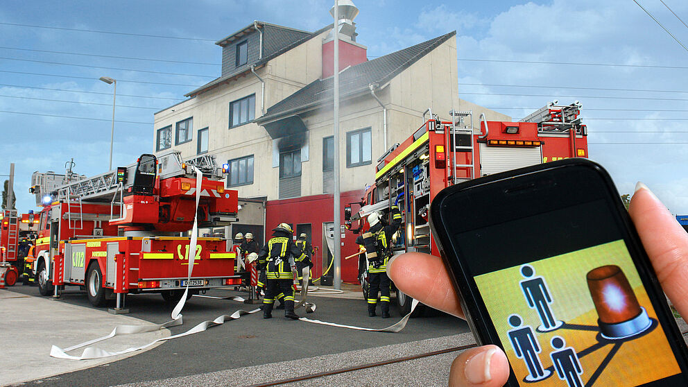 Foto (Feuerwehr Dortmund/Montage: Maaß): Soziale Medien können in Notfallsituationen zu schneller Hilfestellung vor Ort führen.