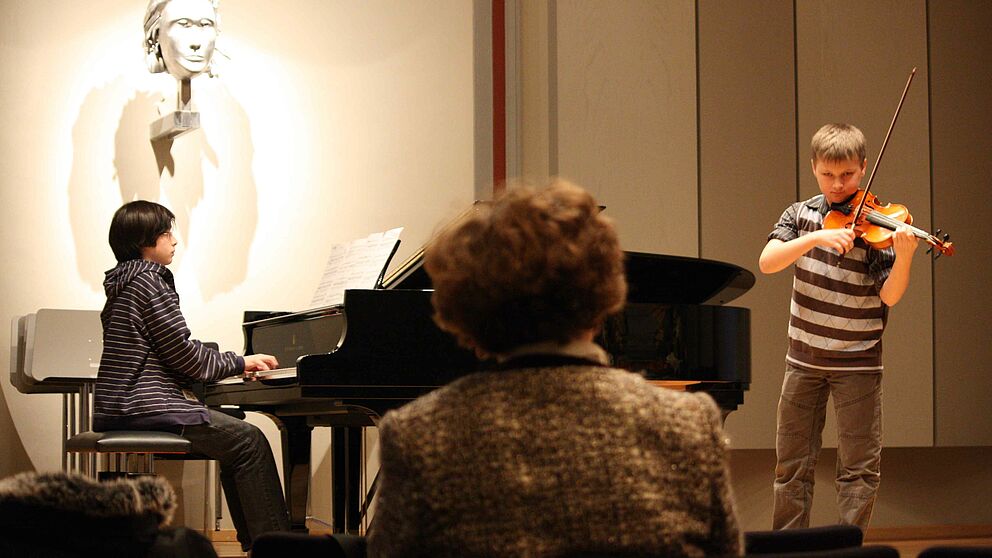 Foto (© HfM Detmold/Frank Beyer):  Am Detmolder Jungstudierenden-Institut werden junge talentierte Musiker, die sich noch in der Schule befinden, auf dem Weg zum Musikstudium begleitet.