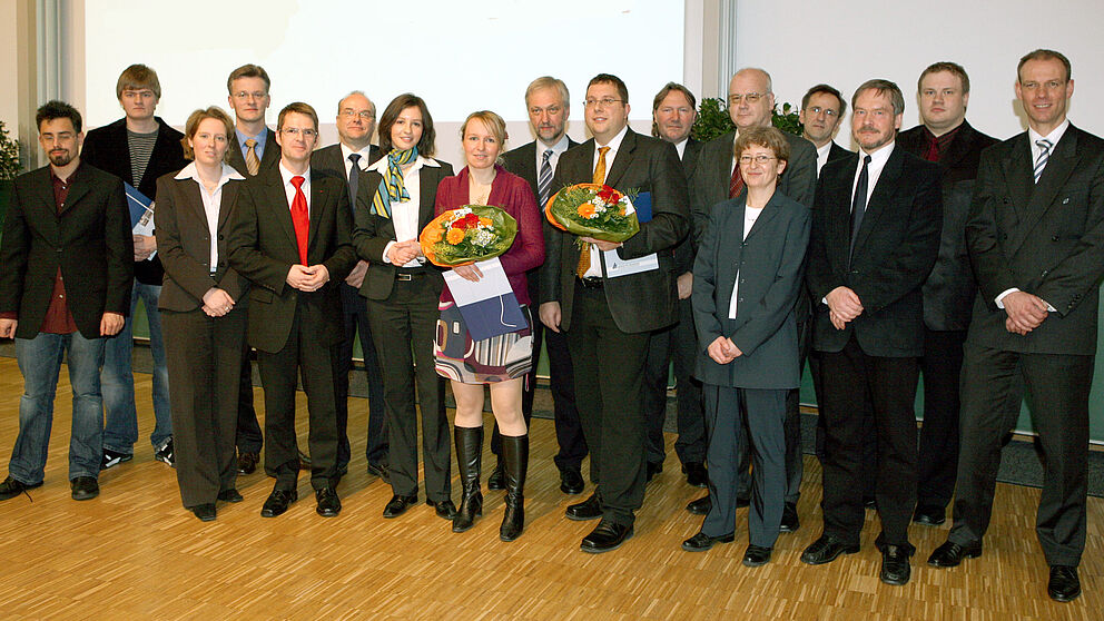 Foto (Adelheid Rutenburges): Vizepräsident Prof. Dr. Wilhelm Schäfer (9. v. l.) und Dekan Prof. Dr. Michael Dellnitz (7. v. r.) freuen sich über die erfolgreichen Preisträger der Fakultät für Elektrotechnik, Informatik und Mathematik. Ferner auf dem