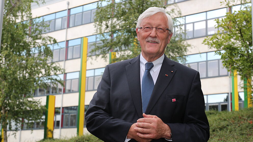 Foto (Universität Paderborn, Nina Reckendorf): Alt-Bürgermeister Paus, im Hintergrund die Universität.