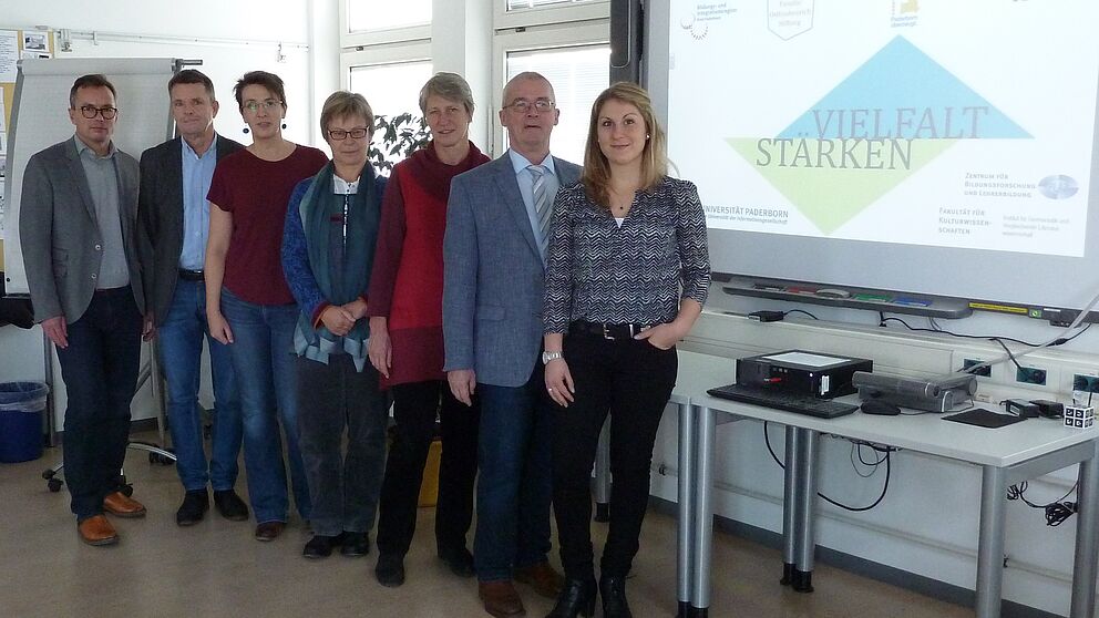 Foto (PLAZ, Astrid Paulus-Frick): Projektverantwortliche und Kooperationspartner freuen sich über die weitere Zusammenarbeit: (v. l.) Prof. Dr. Bardo Herzig, Zentrum für Bildungsforschung und Lehrerbildung (PLAZ), Rainer Gaukstern, Stadt Paderborn, Clau