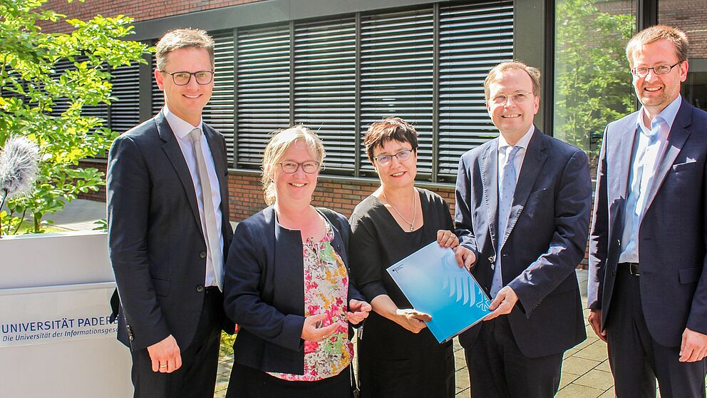 Foto (Universität Paderborn, Johannes Pauly): Übergabe des Zuwendungsbescheides: (v. l.) Dr. Carsten Linnemann MdB, Simone Probst, Vizepräsidentin für Wirtschafts- und Personalverwaltung, Prof. Dr. Birgit Riegraf, Vizepräsidentin für Lehre, Studium 