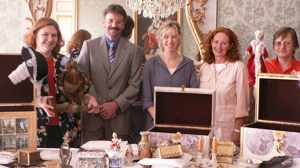 Museumskoffer zum Rokoko - Freude über gelungene Zusammenarbeit von Universität und Welterbestätte (v. li.): Christiane Winkler, Referentin für Öffentlichkeitsarbeit, Schloss Augustusburg, Uwe Skippe, Leiter der Welterbestätte, Elke Knaup, Paderborn