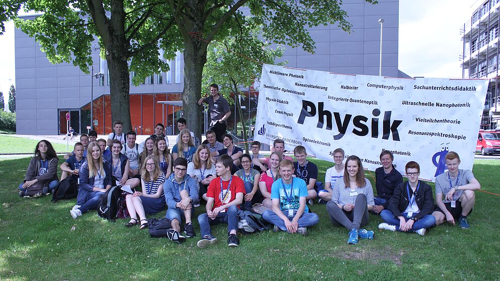 Foto (Universität Paderborn, Department Physik): Die Teilnehmenden des zweiten SommerCamps Physik an der Uni Paderborn vor dem Gebäude L der Universität.