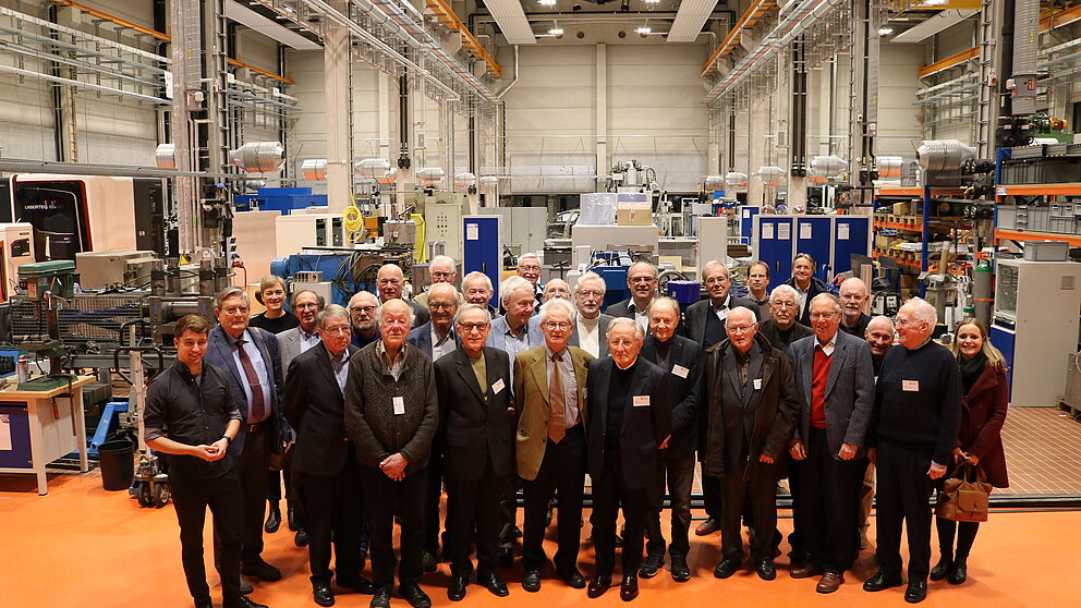 Foto (Universität Paderborn, Melissa Kaffka): Treffen mit Tradition: Teilnehmer des 23. Emeriti-Treffens Anfang Dezember im Y-Gebäude der Universität.