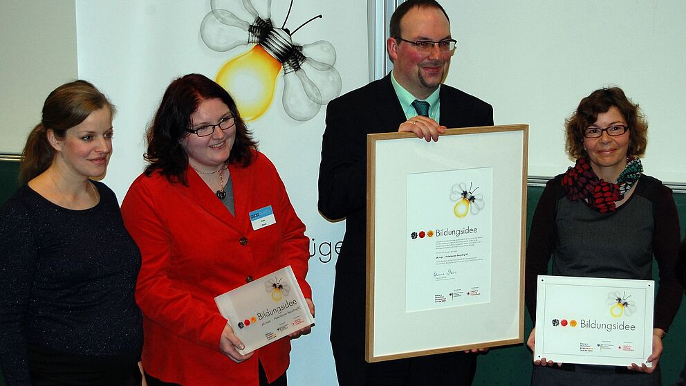 Foto (Land der Ideen): Claudia Kuhn (Land der Ideen), Heike Masan, Fabian Feldmann (beide MTKJ e. V), Dr. Anna-Maria Kamin (Universität Paderborn, Arbeitsbereich Medienpädagogik und empirische Medienforschung).