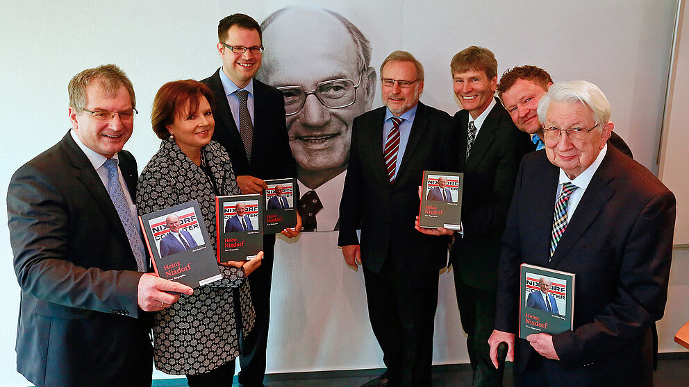 Foto (HNF, Jan Braun): (v. l.) Dr. Kurt Beiersdörfer, Geschäftsführer Heinz Nixdorf MuseumsForum, Christiane Voßhans-Schöningh, Geschäftsführerin Verlag Ferdinand Schöningh, Dr. Christian Berg, Autor des Buches „Heinz Nixdorf – Eine Biographie