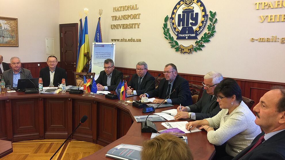 Foto (NTU Kiew): Dr. Viachaslau Nikitsin, Prof. Dr. Nikolai Dmitrichenko, Prof. Dr. Dr. h. c. mult. Klaus Rosenthal (3., 4., 5. v. li.)