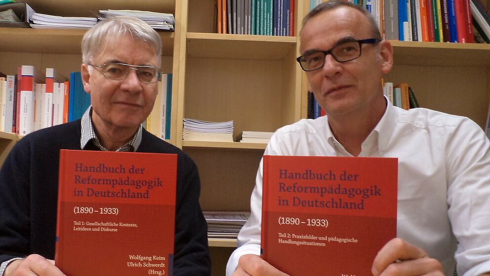 Foto: Prof. Dr. Wolfgang Keim (links) und Dr. Ulrich Schwerdt veröffentlichten ein „Handbuch zur Reformpädagogik in Deutschland“.