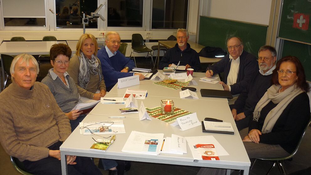 Foto (Universität Paderborn): v. l. Jörg Erdmann, Monika Brandenburg, Birgitt Lammert, Bernhard Steppeler, Alfred Sabelleck,  Theodor  Franke, Wilfried Heise, Roswitha Mordavsky-Brandt