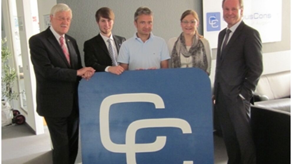 Foto: Die Jury hat getagt und eine Projektidee ausgewählt: (v. r. n. l.) Bürgermeister Heinz Paus, Patrick Frontzek (1. Vorsitzender Campus Consult e.V.), Prof. Dr. Bernd Frick (Vizepräsident der Universität Paderborn), Yasmin Hutchins (Leitung Presse