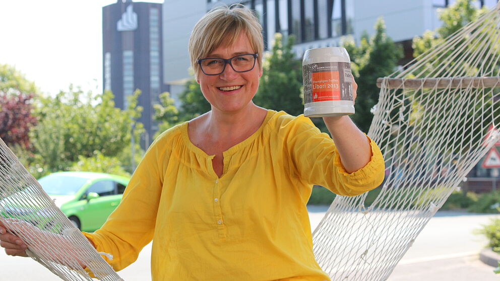 Foto (Universität Paderborn, Vanessa Dreibrodt): Das Sommerwetter ist bestellt, der Alumni-Krug fertig: Alexandra Dickhoff von Alumni Paderborn lädt ein zum Ehemaligen-Treff am Libori-Freitag.