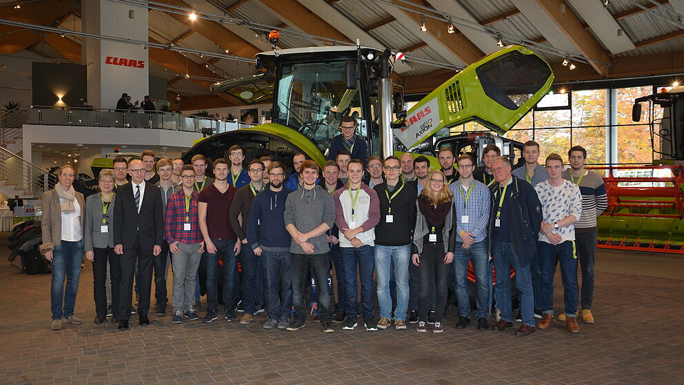 Foto (CLAAS KGaA mbH): Zusammen mit seiner Wirtschaftsinformatik-Kollegin Prof Dr. Leena Suhl (vorne, 2. v. l.) begleitete Prof. Dr. Joachim Fischer (vorne, 2. v. r.) die Studierenden beim Besuch des Unternehmens CLAAS in Harsewinkel. Der Aufenthalt bei C