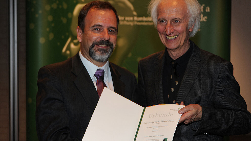 Foto (Humboldt-Stiftung/Barthel Bamberg): Übergabe des Friedrich Wilhelm Bessel-Forschungspreises: Preisträger Prof. Dr. Carlos Eduardo Pereira (v. l.) und AvH-Präsident Professor Dr. Helmut Schwarz..