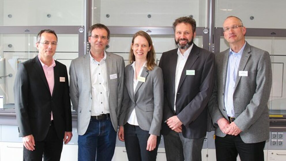 Foto (Universität Paderborn, Kamil Glabica): Freuen sich über das schulorientierte Chemielabor: (v. l.) Prof. Dr. Bardo Herzig, Prof. Dr. Torsten Meier, Prof. Dr. Sabine Fechner, Prof. Dr. Dirk Kuckling und Prof. Dr. Wolf Gero Schmidt.