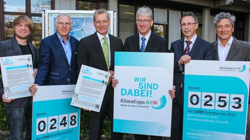 Foto (Universität Paderborn, Johannes Pauly): (v. l.) Gerrit Sonnenrein, Bernd Tiemann, Dr. Heinrich Dornbusch, Prof. Dr.-Ing. Joachim Böcker, Prof. Dr.-Ing. Dr. Eugeny Kenig und Prof. Dr.-Ing. Jadran Vrabec.