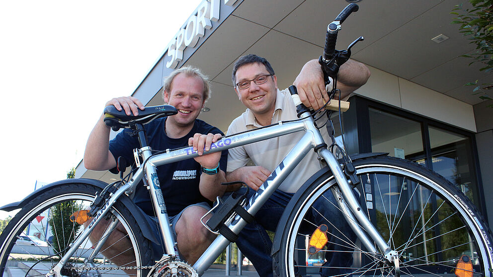 Foto (Universität Paderborn, Heiko Appelbaum): Dennis Fergland (links) und Uli Kussin von der Universität Paderborn sind stolz darauf, jetzt die Deutsche Hochschulmeisterschaft Mountainbike ausrichten zu dürfen.