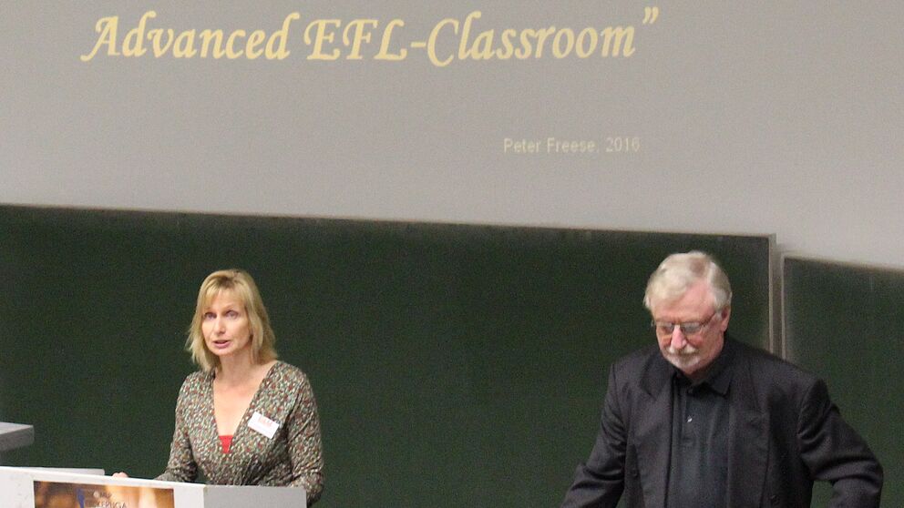 Foto (Sandra Erdmann, PLAZ): Dr. Angelika Schlimmer und Prof. em. Dr. Dr. h. c. mult. Peter Freese eröffnen den Fremdsprachentag 2016