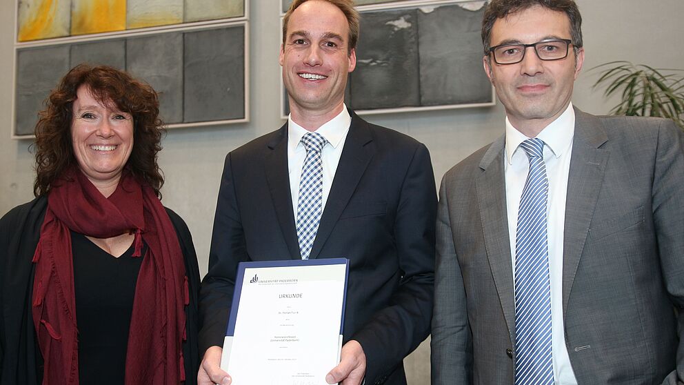 Foto (Universität Paderborn, Vanessa Dreibrodt): v. li.: Prof. Dr. Caren Sureth-Sloane, Honorarprofessor Dr. Florian Turk und Prof. Dr. Martin Schneider.