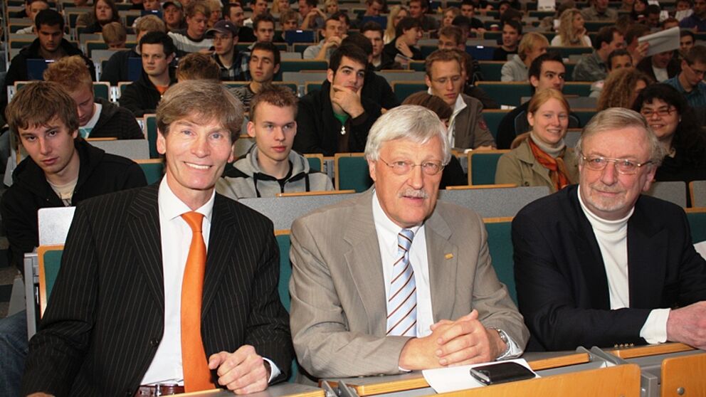 Foto (Frauke Döll): Von links: Präsident Prof. Dr. Nikolaus Risch, Paderborns Bürgermeister Heinz Paus und Prof. Dr. Dr. h. c. mult. Peter Freese von Alumni Paderborn inmitten der neuen Studierenden.
