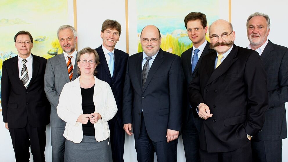 Foto (Universität Paderborn, Frauke Döll): MdB Steffen Kampeter (Mitte), Parlamentarischer Staatssekretär im Bundesfinanzministerium, und MdB Carsten Linneman (3. v. r.) mit Präsident Prof. Dr. Nikolaus Risch (4. v. l.), Kanzler Jürgen Plato (2. v. r