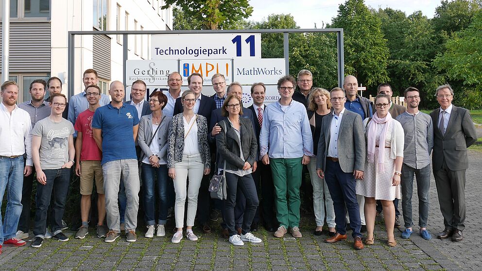 Foto (Universität Paderborn, TecUP): Zu Besuch in der Gründermanufaktur TecUP: Die Wirtschaftsjunioren mit ihrem Vorsitzenden Christian Horlitz (6. v. re.) im Kreise der jungen Start-ups mit Vizepräsident Prof. Dr. Rüdiger Kabst (9. v. r.) und Christo