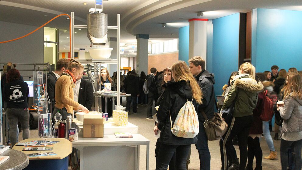 Foto (Kirsten Bondzio): Viele Interessierte besuchten am Infotag die Uni.