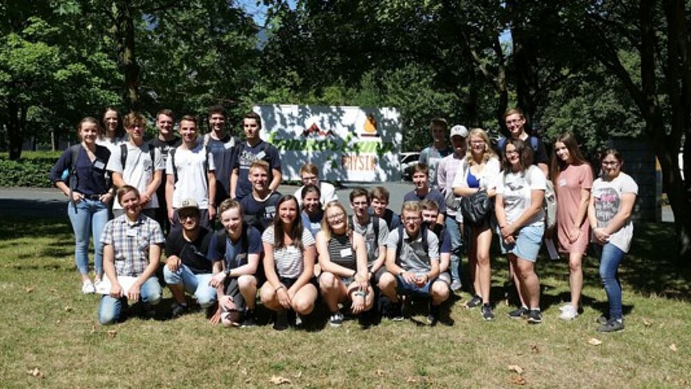 Foto (Universität Paderborn, Department Physik): Die Teilnehmenden des vierten SommerCamps Physik 2018 an der Uni Paderborn.
