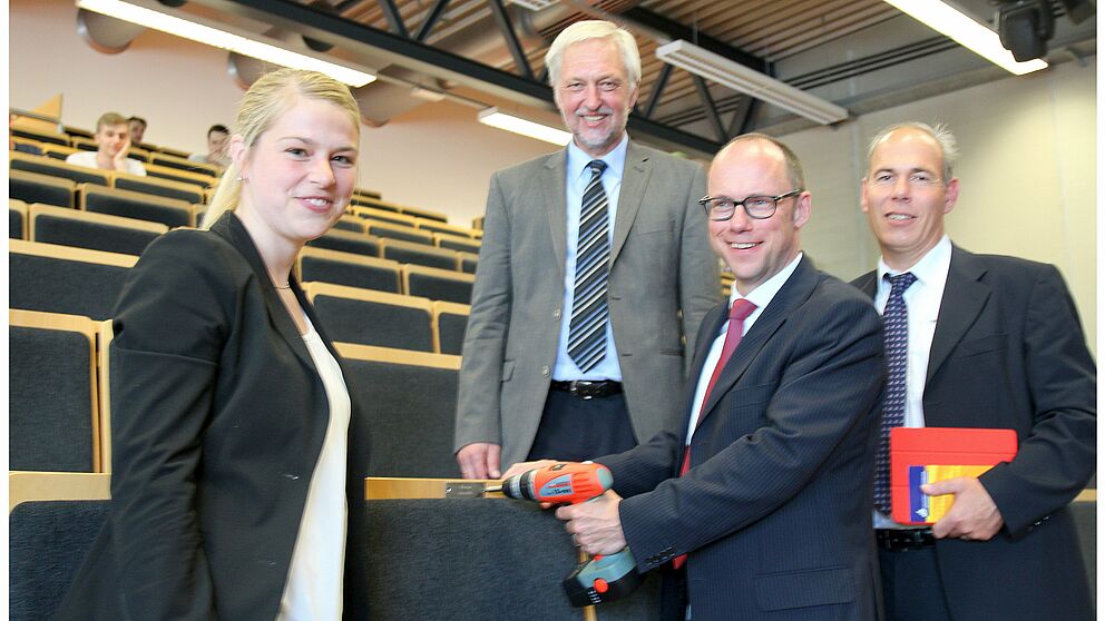 Foto (Universität Paderborn, Nina Reckendorf): Stefanie Fortmeier, Achim Kohler und Jan Hustert (alle Parker Hannifin) spenden der Uni Paderborn „Leerstühle“. Darüber freut sich Prof. Dr. Wilhelm Schäfer (2. v. l.).