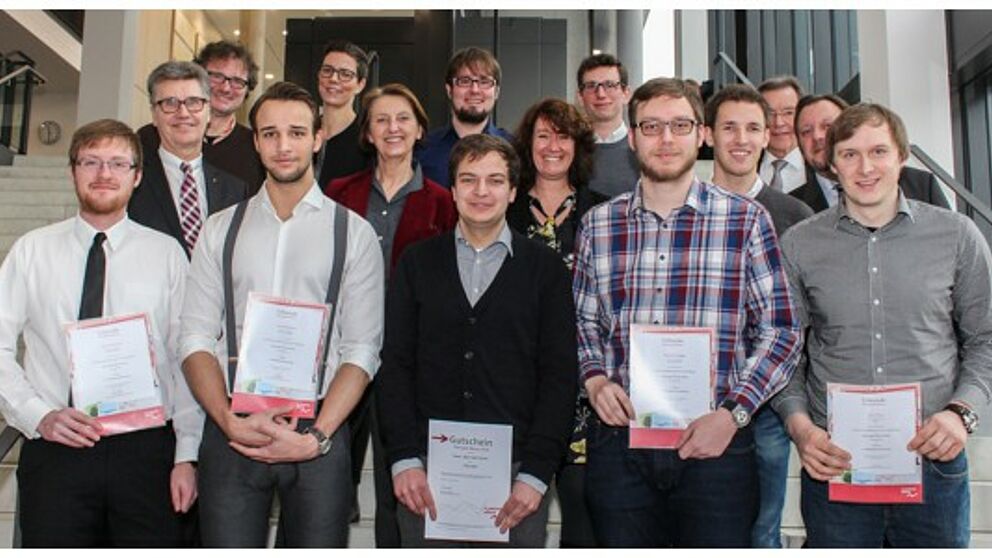 Foto (Universität Paderborn, Johannes Pauly): Praktische Erfahrung sammeln mit dem Planspiel Börse: Die Gewinner an der Universität Paderborn (erste Reihe v. l.) Marvin Ruhmann, Jan-Nicklas Krahn, Jonas Hesse, Alexander Blüggel, Simon Torsten Morfeld 