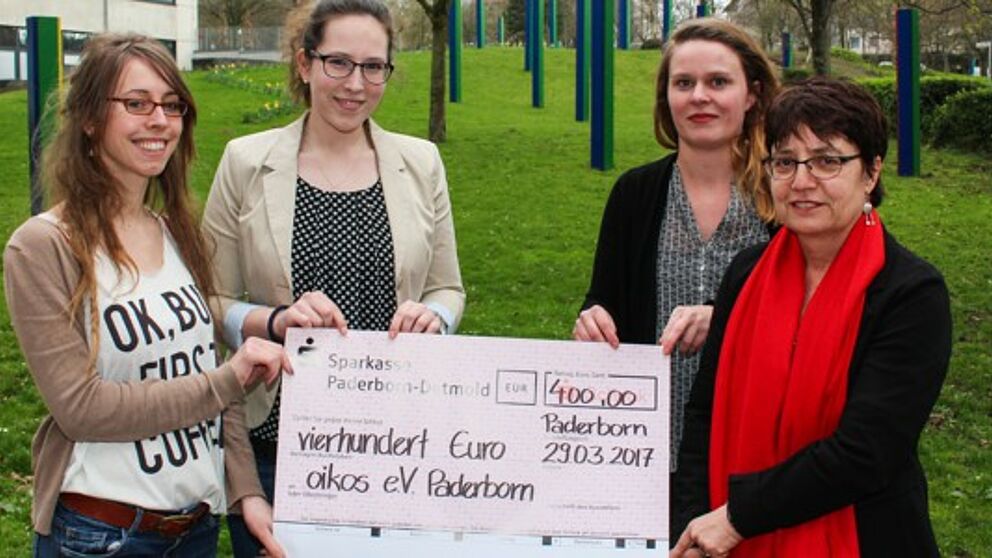 Foto (Universität Paderborn, Johannes Pauly): Freuen sich über die Spende für oikos (v. li.): Lea Bergmann, Julia Kaltschmidt, Rebecca Schulte und Prof. Dr. Birgit Riegraf.