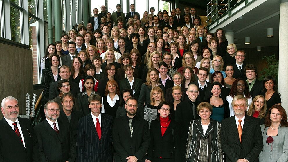 Foto (Adelheid Rutenburges): Die Absolventinnen und Absolventen des akademischen Jahres 2006/2007 der Fakultät für Kulturwissenschaften der Universität Paderborn. Ferner auf dem Foto (1. Reihe v. li.): Hubert Tietz (Paderborner Sprachwerkstatt), Prof. 