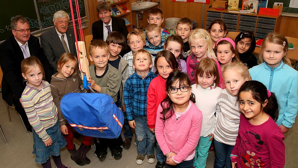 Foto (Patrick Kleibold, Universität Paderborn): Neben der Domschule werden sechs weitere Grundschulen aus dem Kreis Paderborn am Samstag, 6. Juli vor dem Rathaus Experimentierstationen für kleine Forscher vorstellen.