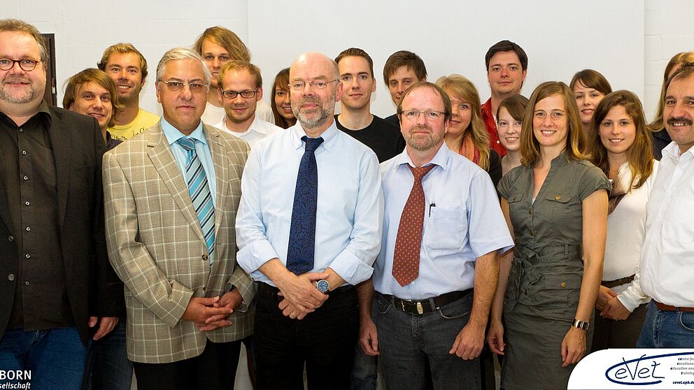 Foto (Universität Paderborn): v.l. Marcel Gebbe (Universität Paderborn), Dr. Andreas Buder (Fachberater Bezirksregierung Detmold, Lehrer am Friedrich-List-Berufskolleg Herford), Rainer Naewe (Schulleiter Ludwig-Erhard-Berufskolleg Paderborn), Wilhelm Jo