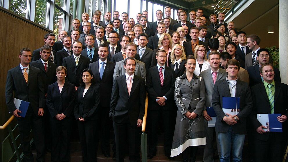Foto: Im Auditorium maximum der Universität Paderborn feierten 80 Absolventinnen und Absolventen der Fakultät für Maschinenbau ihren erfolgreichen Hochschulabschluss mit Angehörigen, Freunden und Vertretern der Fakultät.