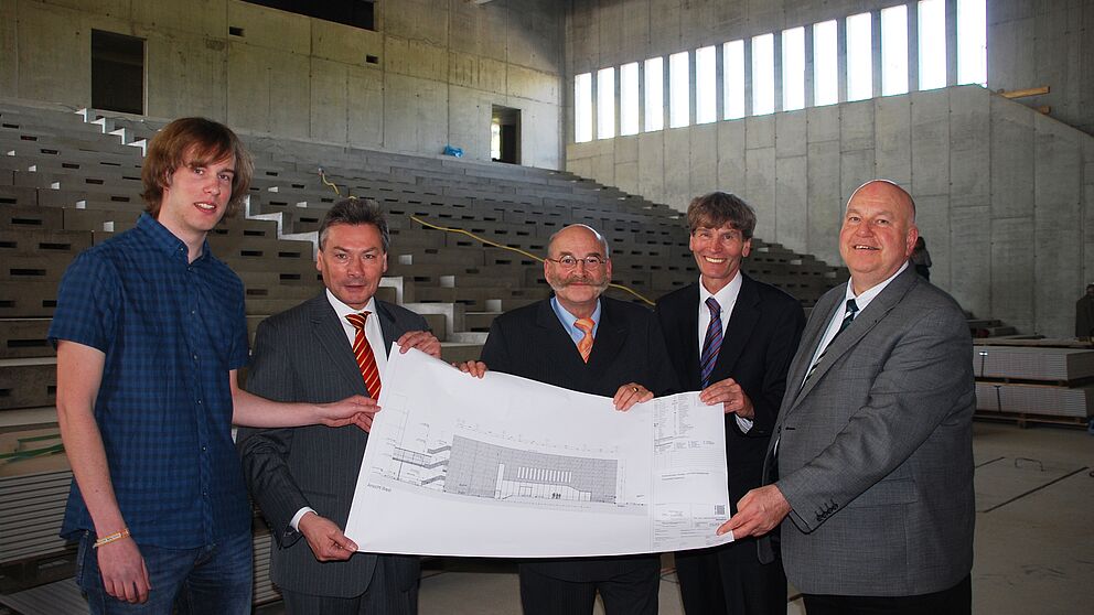 Foto (Christoph Streicher): Gute Laune im neuen Hörsaal: Christoph Husemann, AstA-Vorsitzender, Dietrich Honervogt, stellvertretender Bürgermeister der Stadt Paderborn, Jürgen Plato, Kanzler der Universität Paderborn, Nikolaus Risch, Präsident der Un